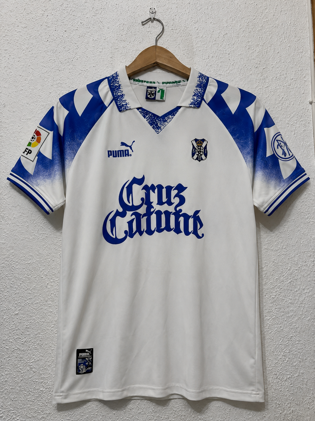 Foto de Cristina Serrano con su camiseta