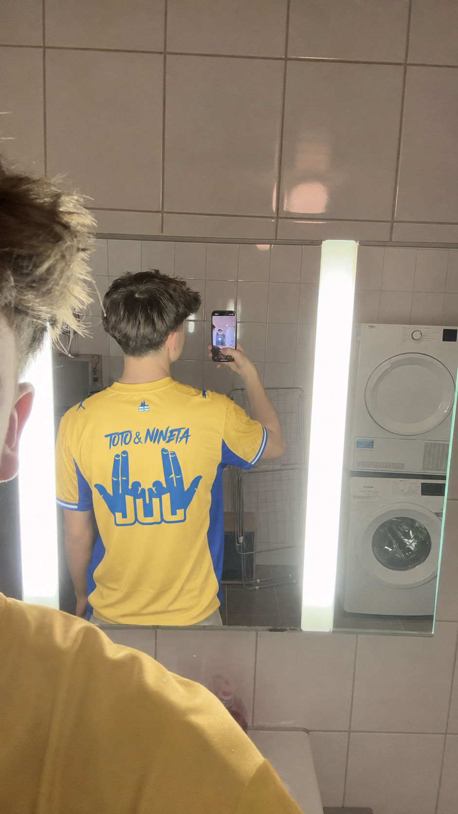 Foto de Laura León con su camiseta