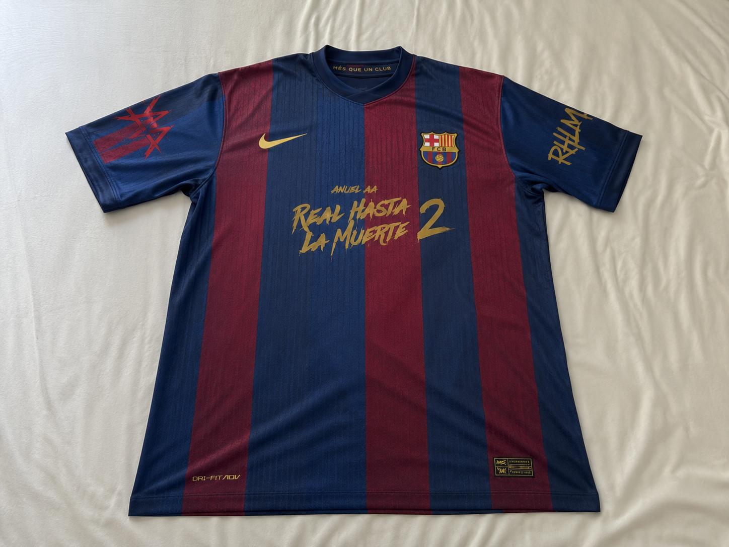 Foto de Adrián Navarro con su camiseta