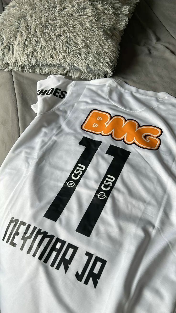 Foto de Adrián López con su camiseta